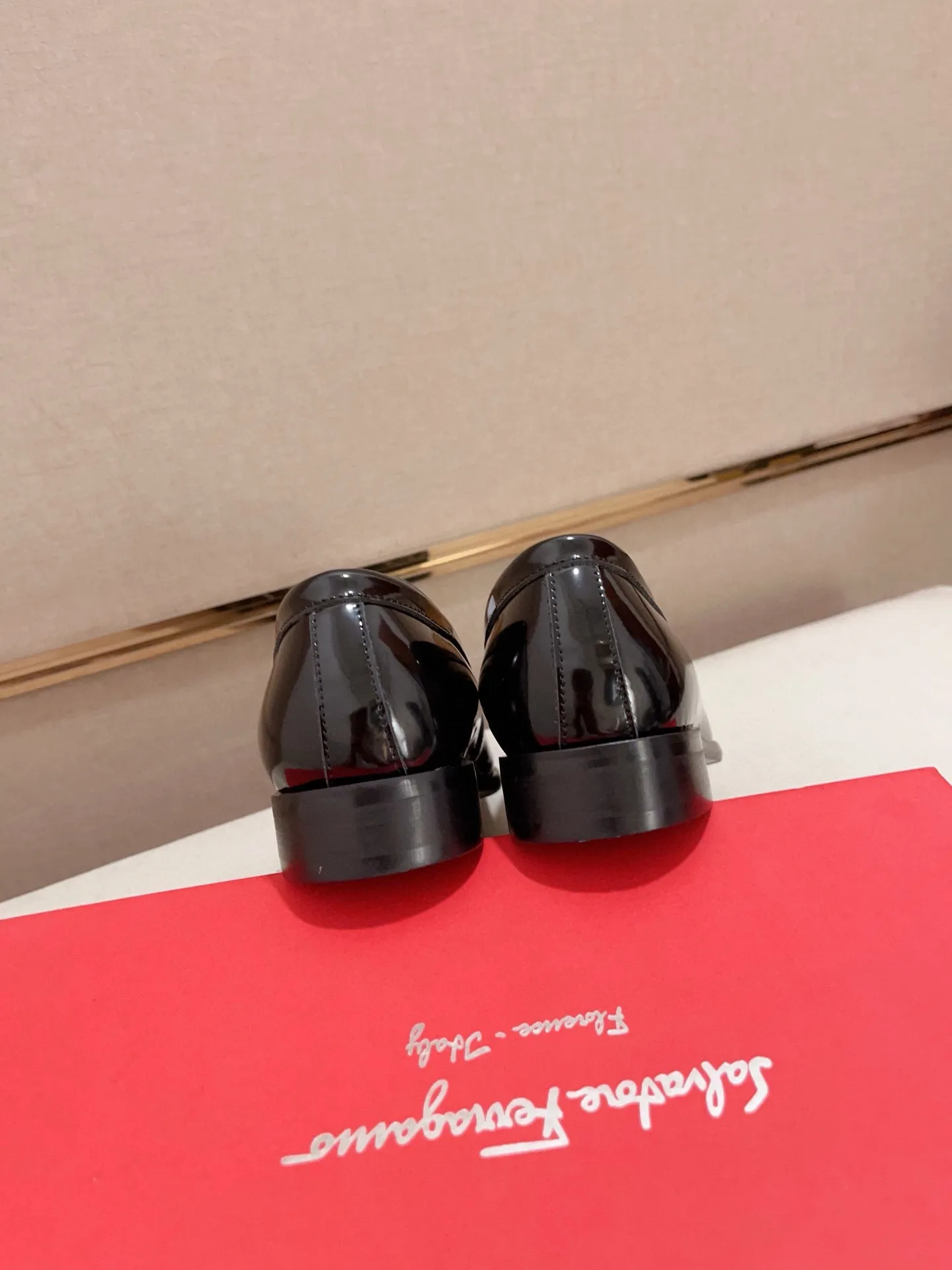 Men's shoes💰: 520💰 High version Ferragamo quality! 🆕🆕Exclusive hot-selling products in stock🔥🔥New products on the shelves, high-quality shoes, high-end driving shoes, with complete packaging! 💪 💪 Material: imported patented cowhide 🐂 + imported high-quality water-dyed cowhide lining + wear-resistant outsole 👍🏻👍🏻 Features: high-end and comfortable, purely handmade 🚀 🚀 Create the perfect shoes that suit you best 🔥 🔥 Size: (38-44) Can be customized 45 non-returnable!